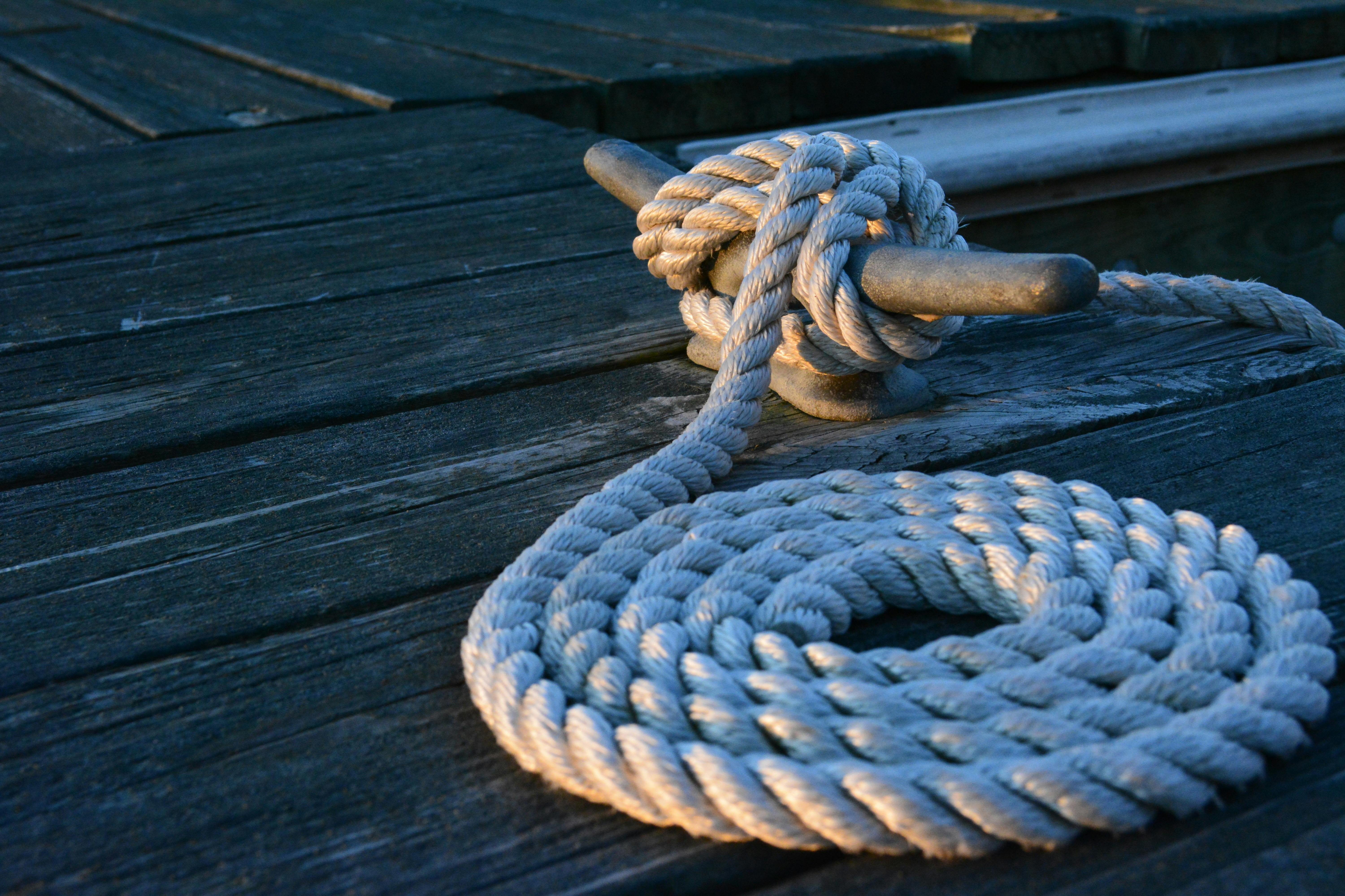 Utilisation d'une corde en dehors sur un port à bateau